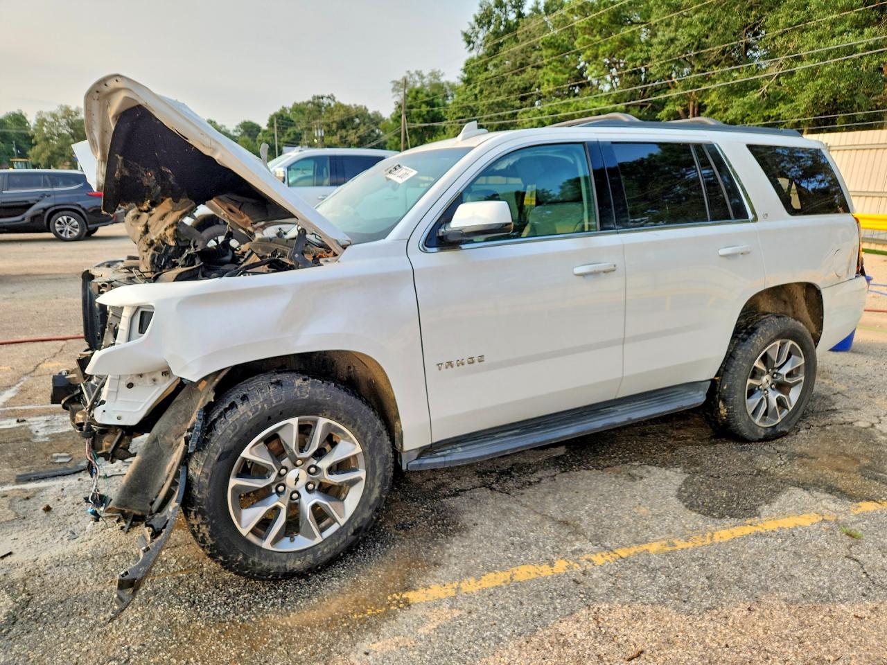 2016 Chevrolet Tahoe LT, VIN 1GNSCBKC5GR229273 — Перед