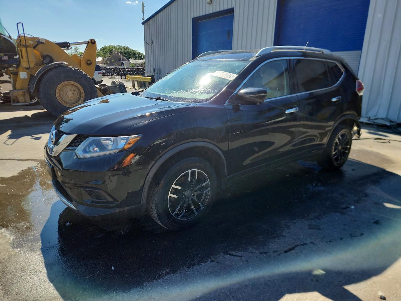 2016 Nissan Rogue S, VIN JN8AT2MV1GW143077 — Rear end