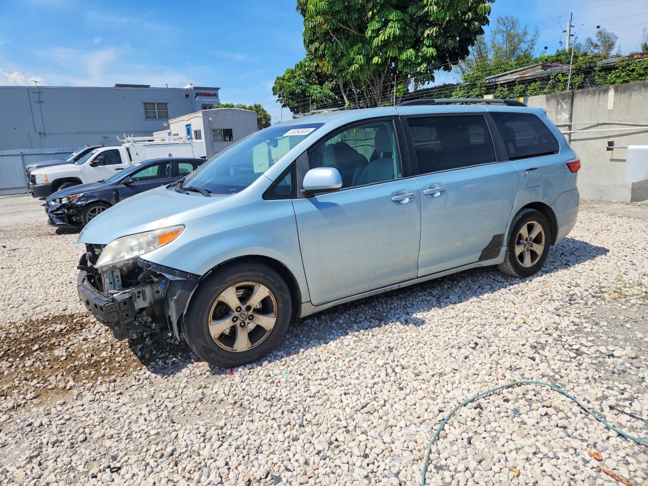 2015 Toyota Sienna LE, VIN 5TDKK3DC0FS585290 — Front end