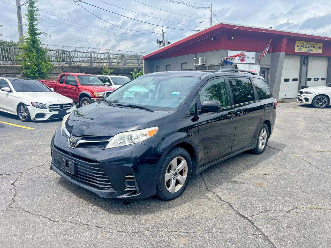 2018 Toyota Sienna LE, VIN 5TDKZ3DC7JS903233 — Minor dents and scratches
