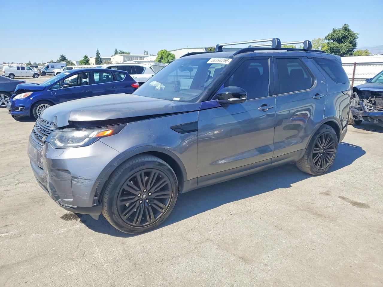 2017 Land Rover Discovery HSE, VIN SALRRBBV8HA026698 — Front end