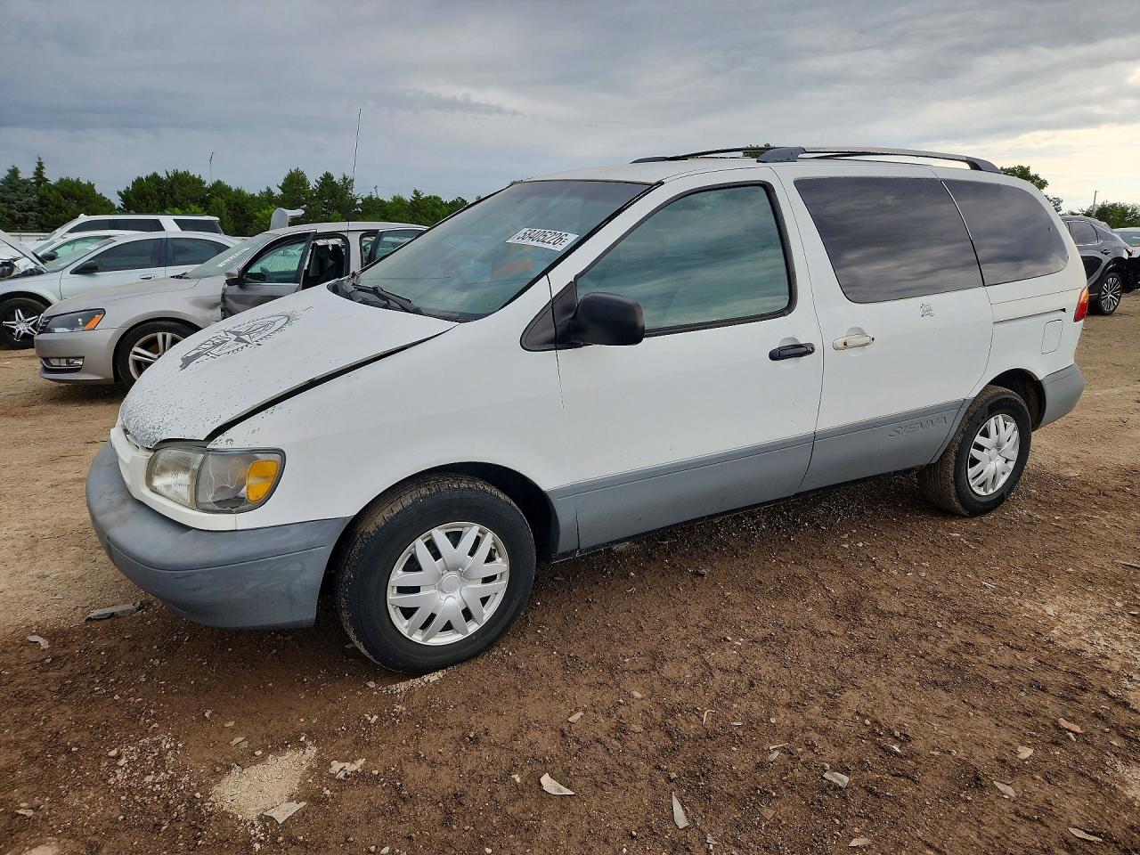2000 Toyota Sienna LE, VIN 4T3ZF13C2YU246556 — Front end