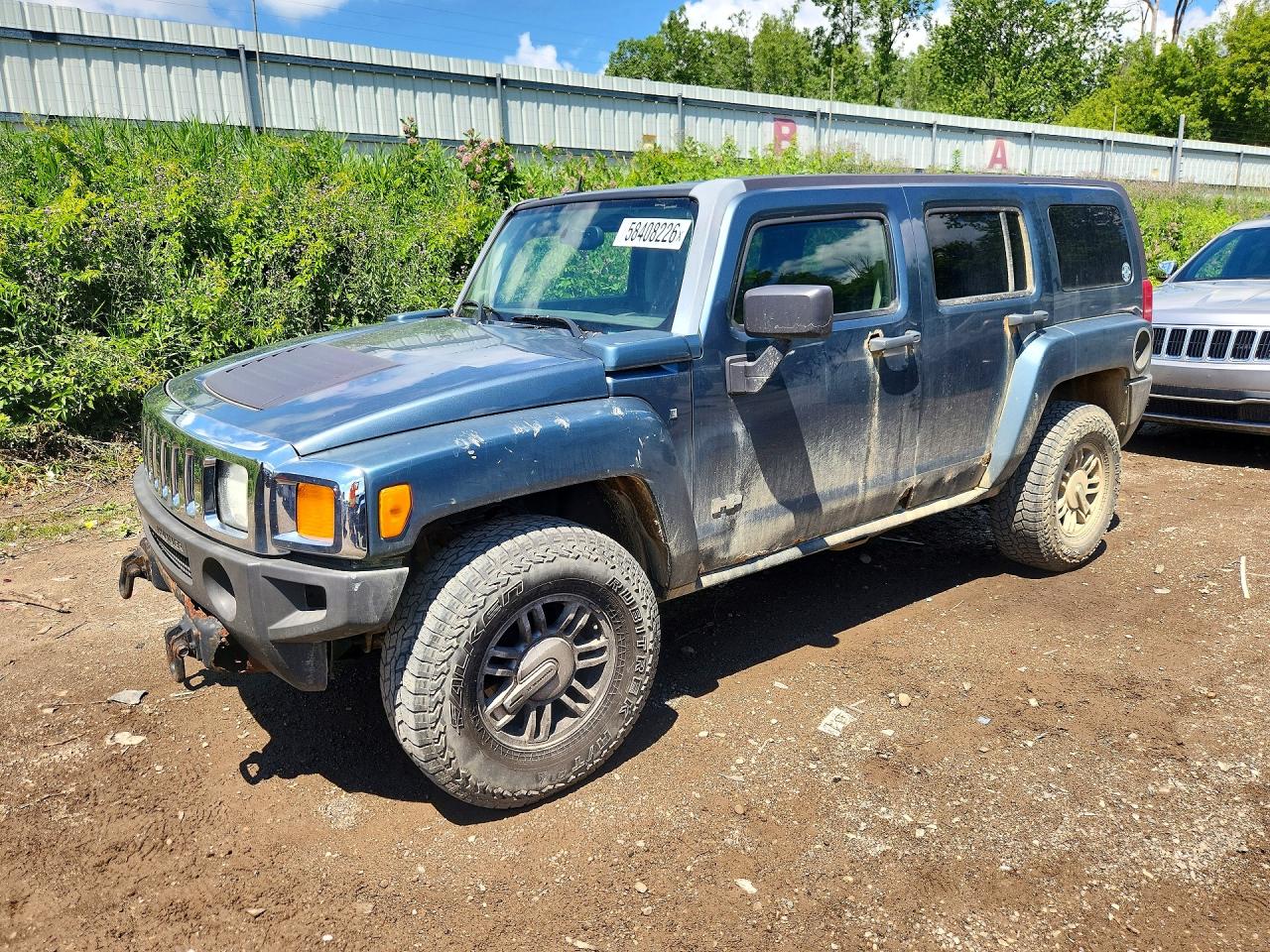 2007 Hummer H3 SUV, VIN 5GTDN13E778233474 — Бок