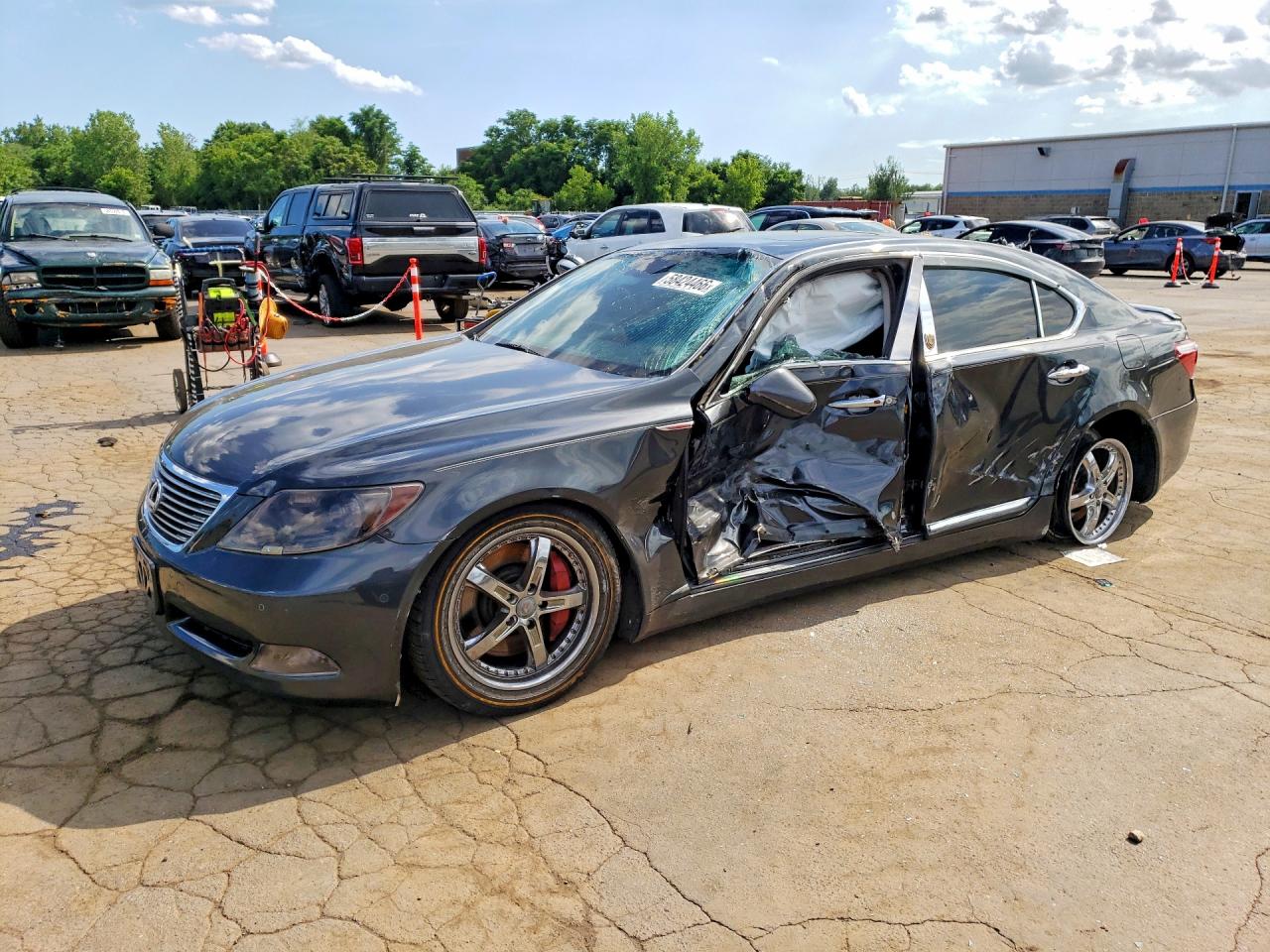 2009 Lexus LS 460, VIN JTHCL46F595000260 — Side