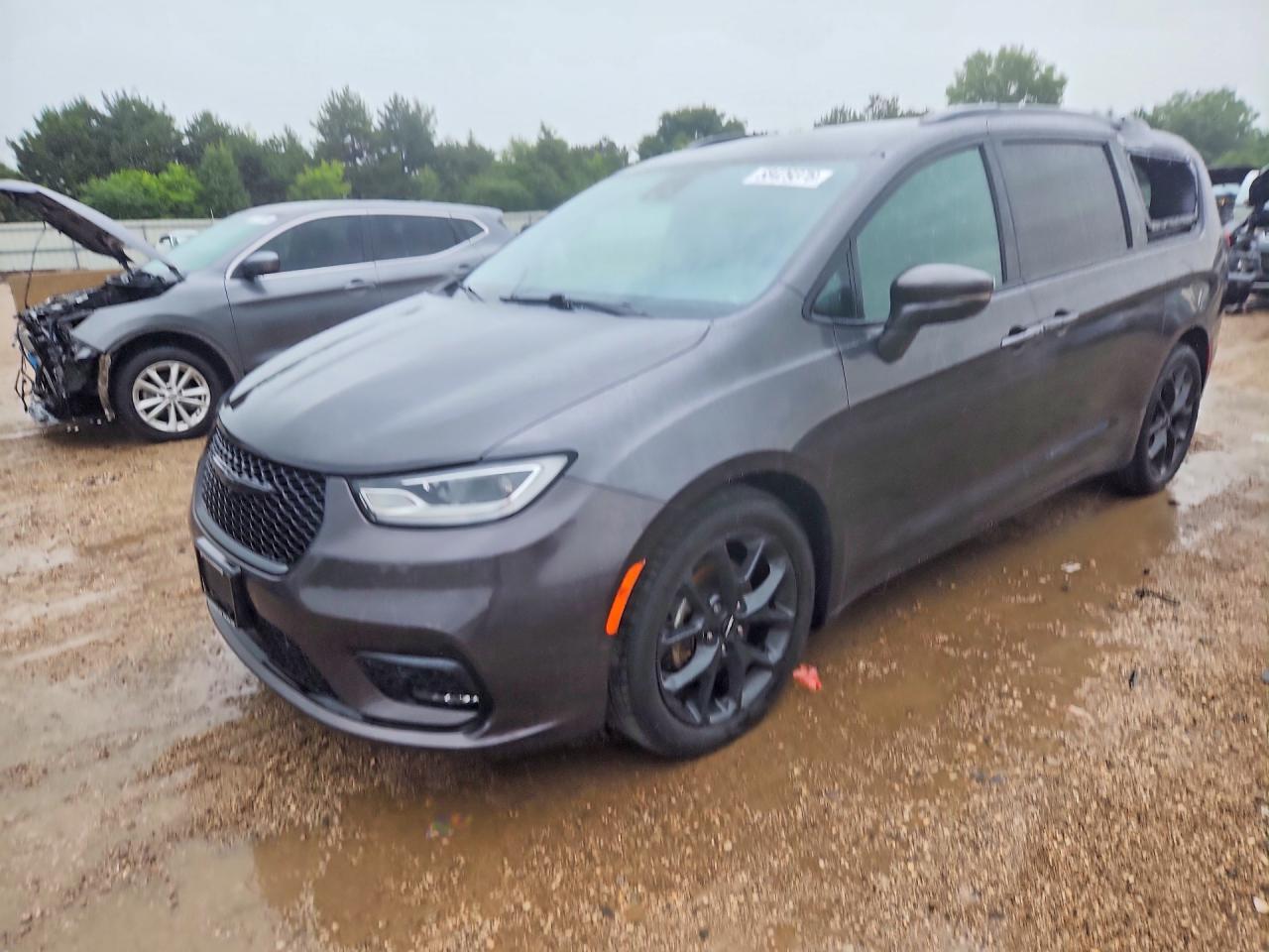 2021 Chrysler Pacifica Touring L, VIN 2C4RC1BG3MR500857 — Roof