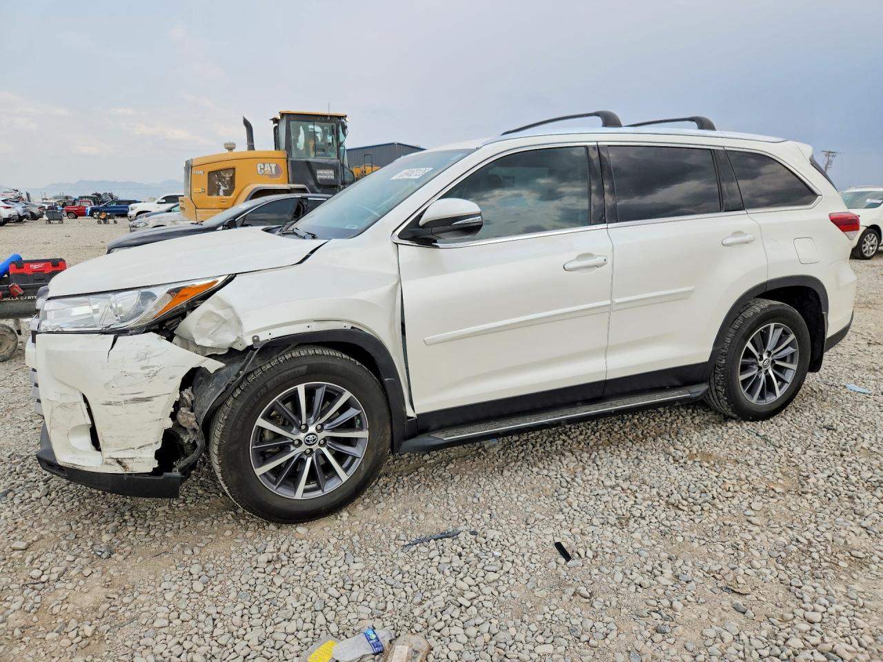2019 Toyota Highlander XLE, VIN 5TDJZRFH1KS615040 — Front end