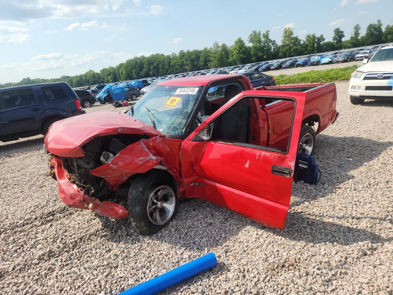 2000 Chevrolet S-10 LS, VIN 1GCCS1455YK206465 — Front end