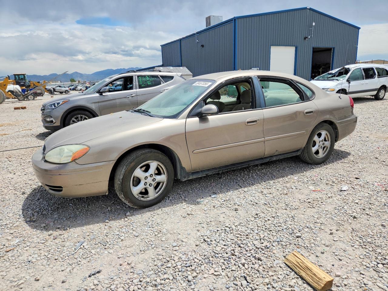 2004 Ford Taurus SE, VIN 1FAFP53U34G135736 — Side