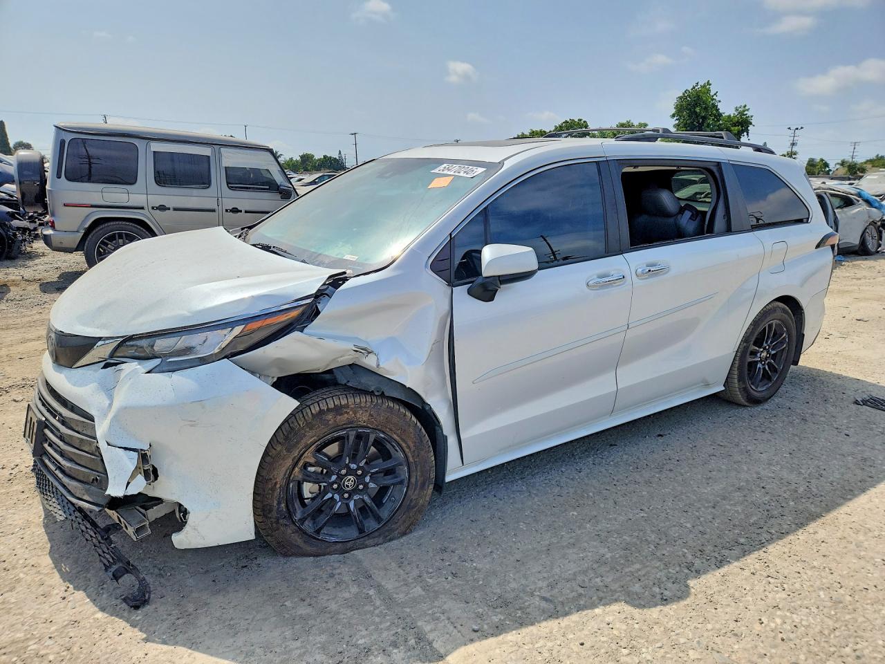 2023 Toyota Sienna XLE, VIN 5TDJRKEC5PS153201 — Перед