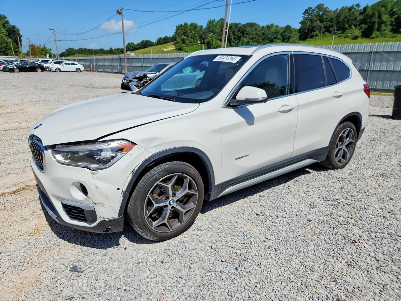 2017 BMW X1 sDrive28i, VIN WBXHU7C30HP924546 — Перед