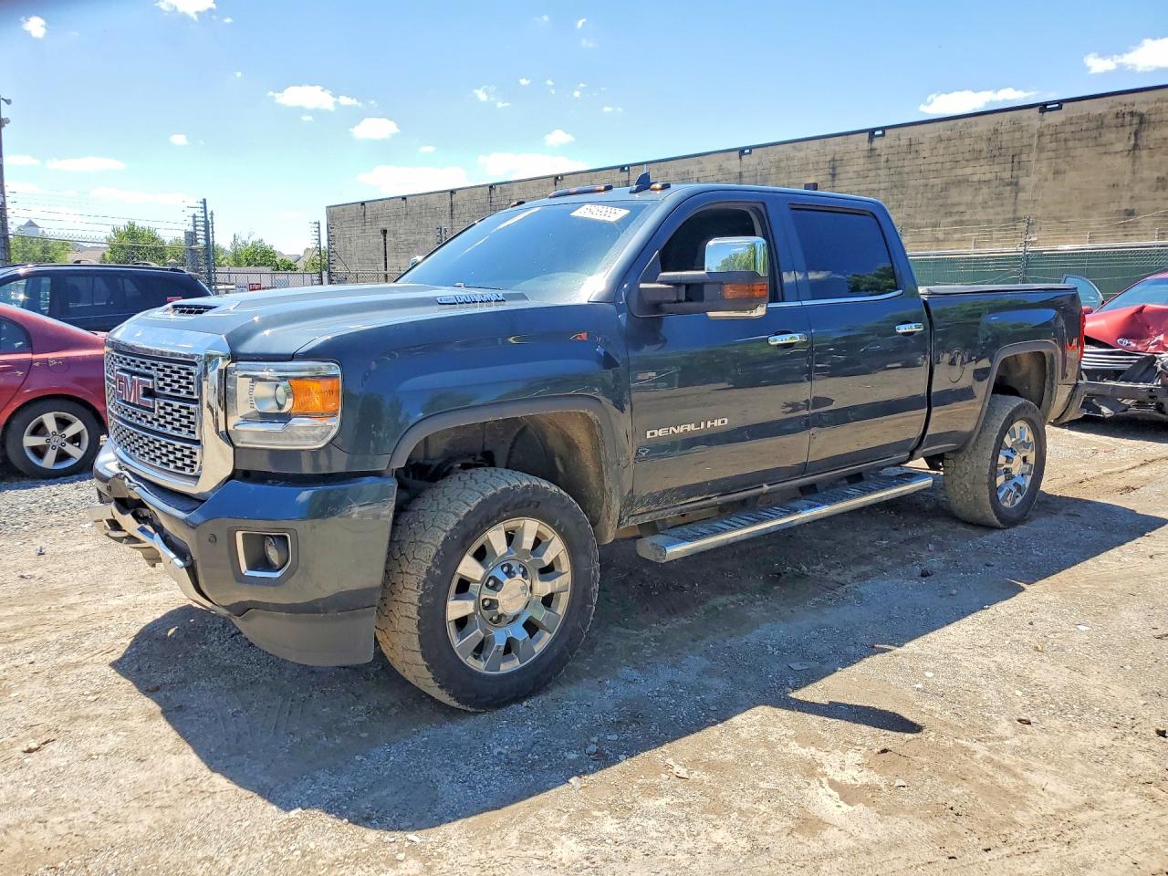 2019 GMC Sierra 2500HD Denali, VIN 1GT12SEY8KF187545 — Front end