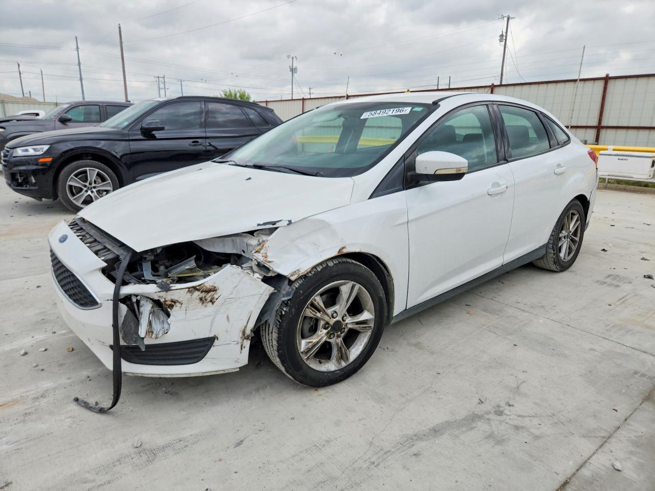 2016 Ford Focus SE, VIN 1FADP3F21GL268920 — Front end