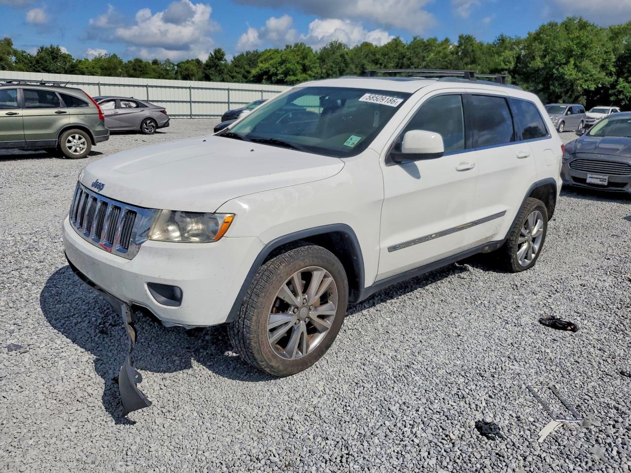 2013 Jeep Grand Cherokee Laredo, VIN 1C4RJEAG0DC569724 — Front end