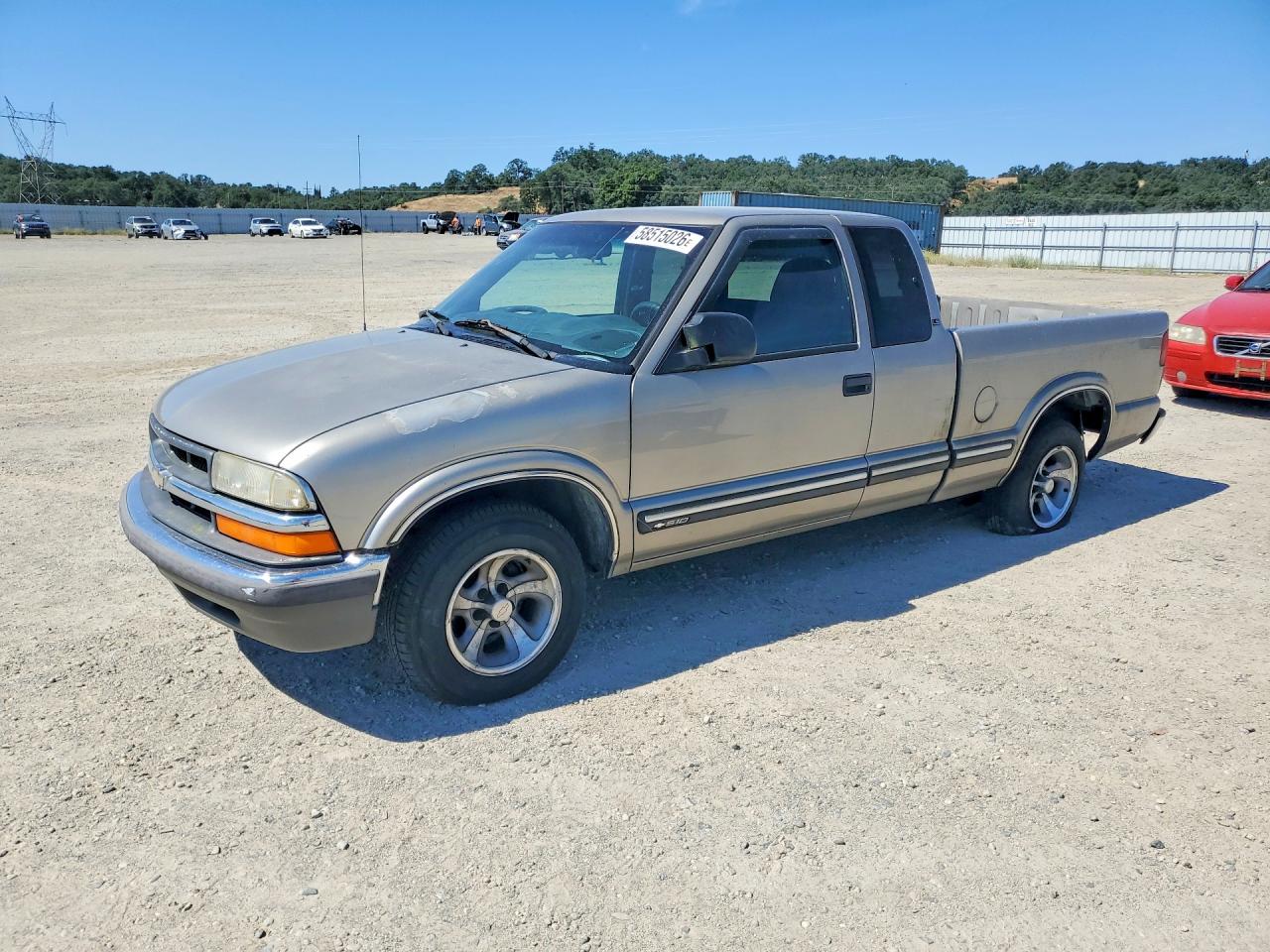 2000 Chevrolet S-10 LS, VIN 1GCCS1956YK269678 — Minor dents and scratches