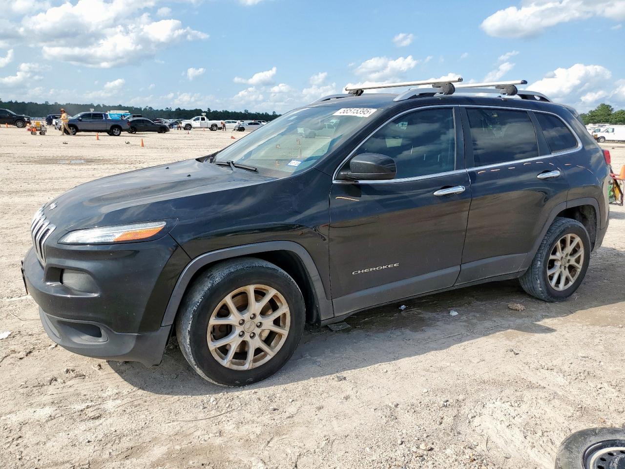 2015 Jeep Cherokee Latitude, VIN 1C4PJLCBXFW620628 — Бок