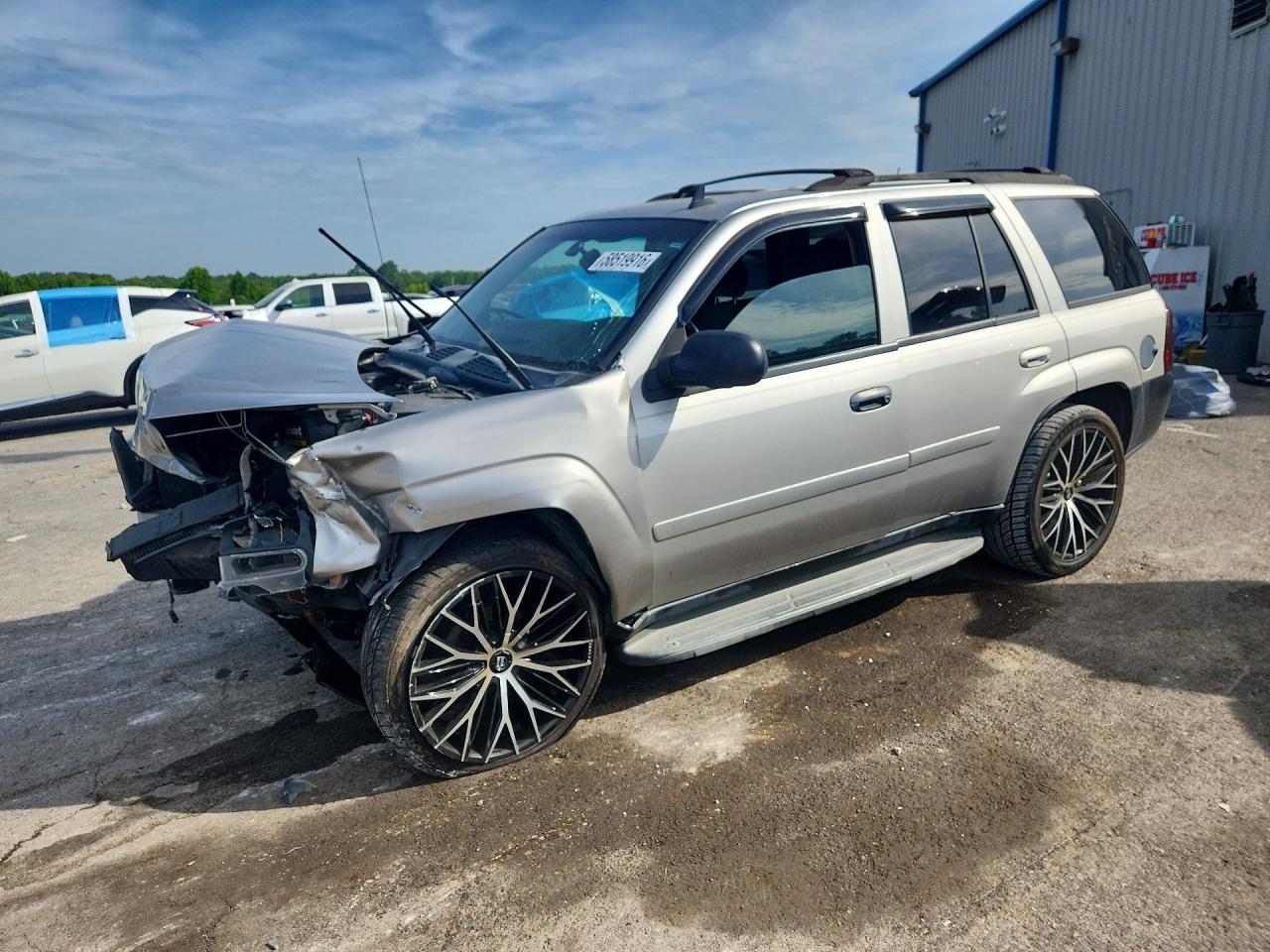 2007 Chevrolet TrailBlazer LT, VIN 1GNDS13S672244899 — Front end