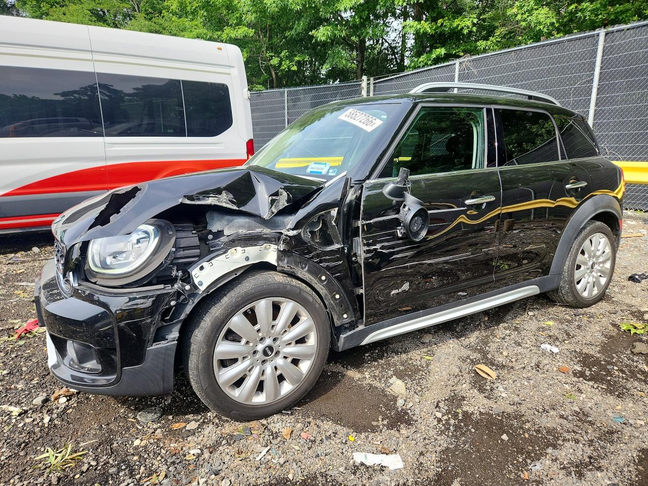 2017 MINI Countryman Cooper S, VIN WMZYT5C34H3D81023 — Перед