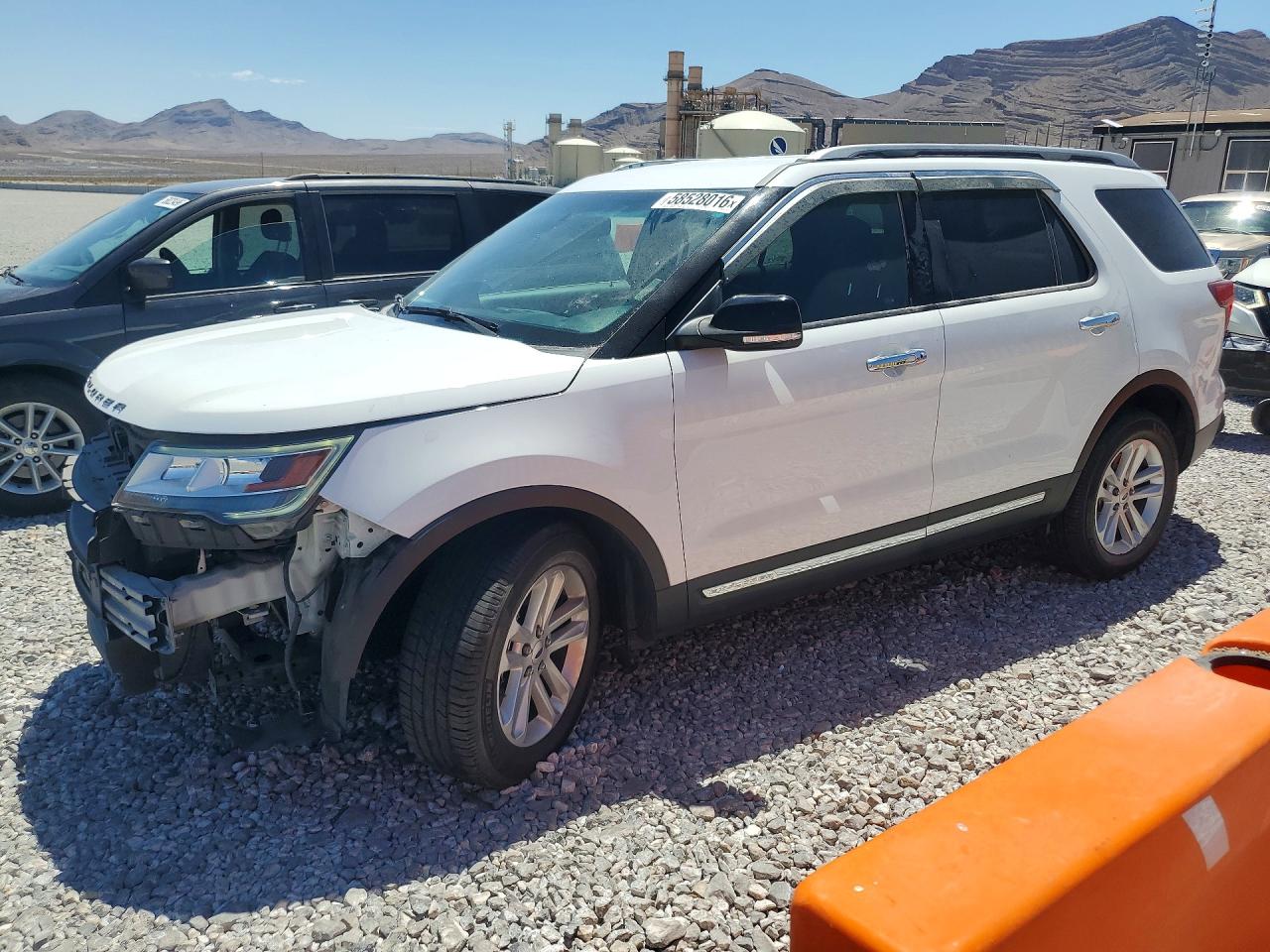 2017 Ford Explorer XLT, VIN 1FM5K7D87HGA27638 — Front end