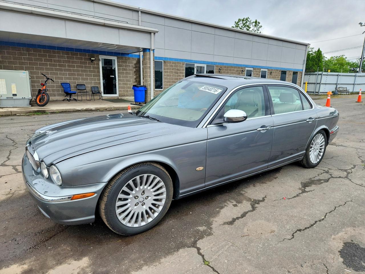 2006 Jaguar XJ Vanden Plas, VIN SAJWA82B66SH02121 — Side