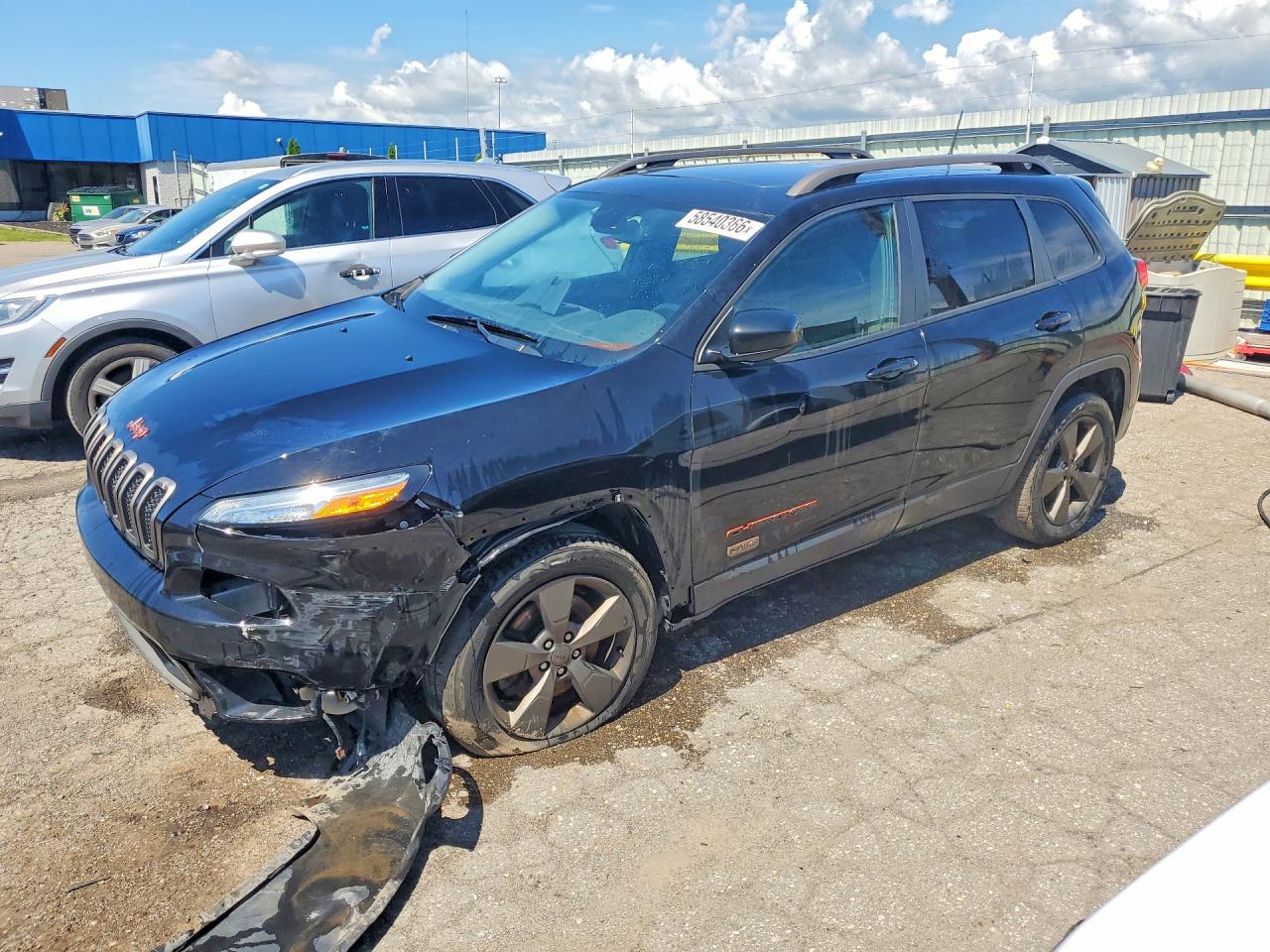 2017 Jeep Cherokee Latitude, VIN 1C4PJLCB0HW549488 — Front end