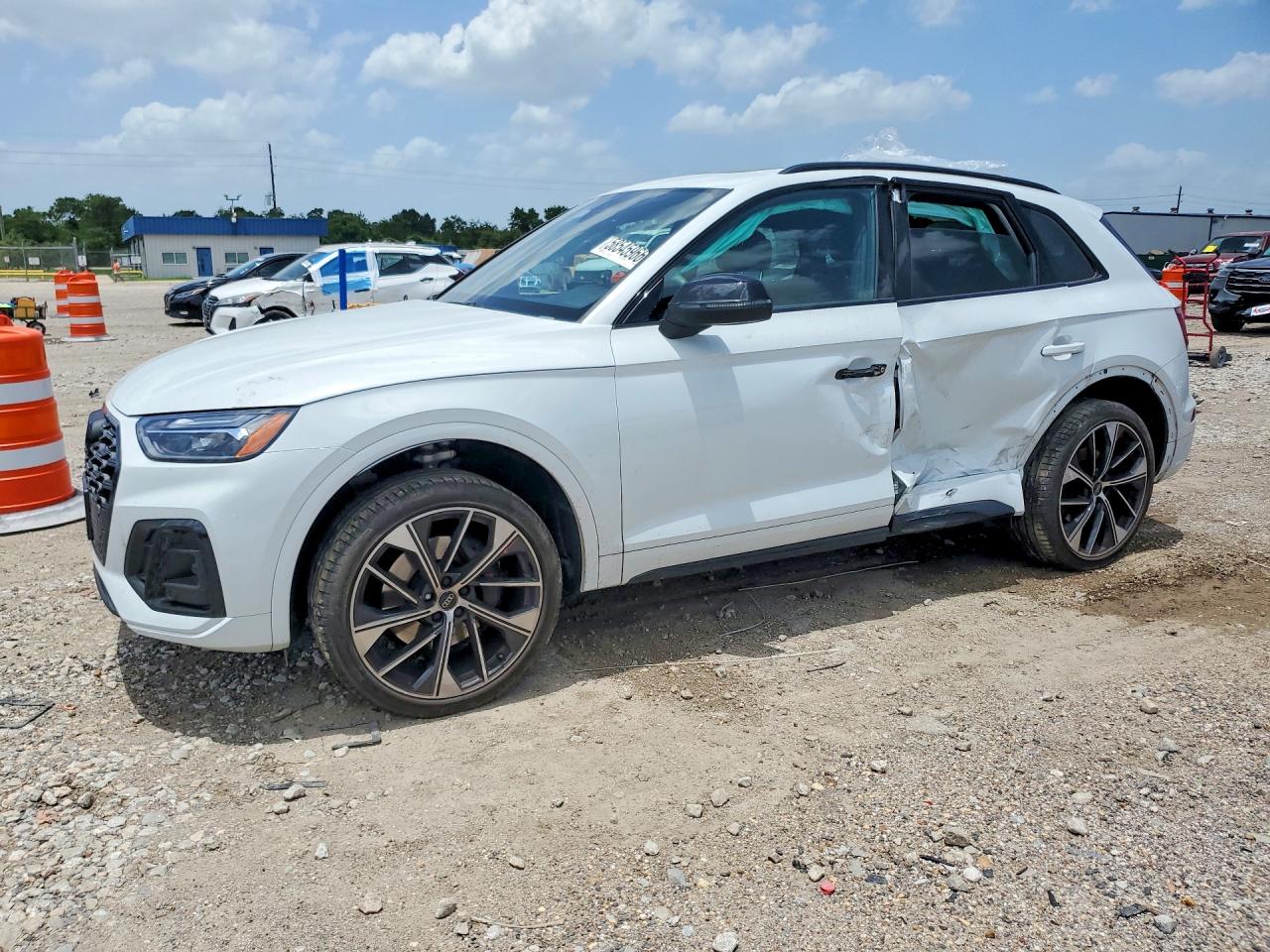 2024 Audi SQ5 Premium Plus, VIN WA1B4AFY6R2018627 — Бок