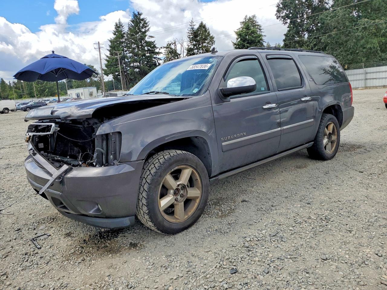 2010 Chevrolet Suburban LTZ, VIN 1GNUKKE33AR252081 — Перед