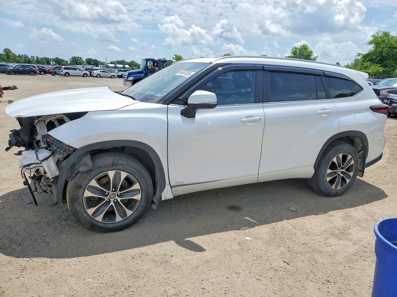 2025 Toyota Highlander Hybrid XLE, VIN 5TDKBRCH5SS650497 — Front end