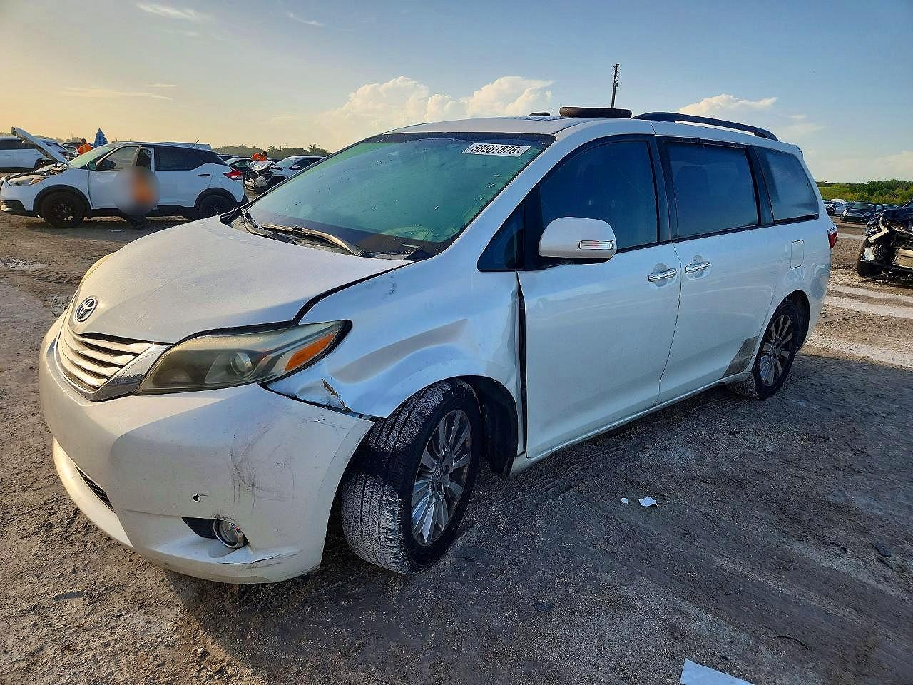 2015 Toyota Sienna Limited Premium, VIN 5TDYK3DC1FS596180 — Front end