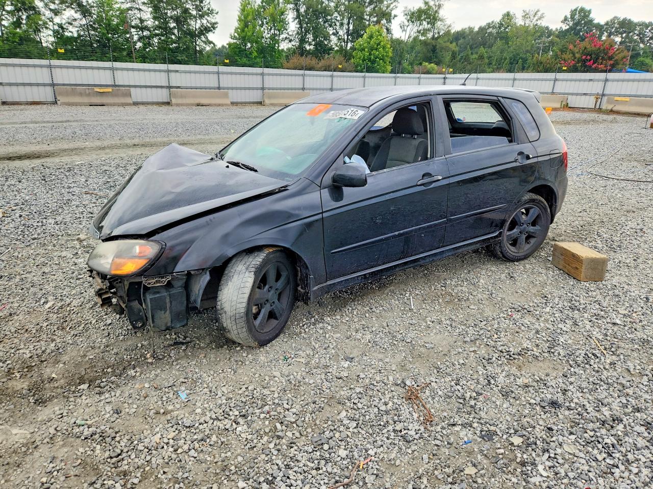 2008 Kia Spectra, VIN KNAFE161185016477 — Перед