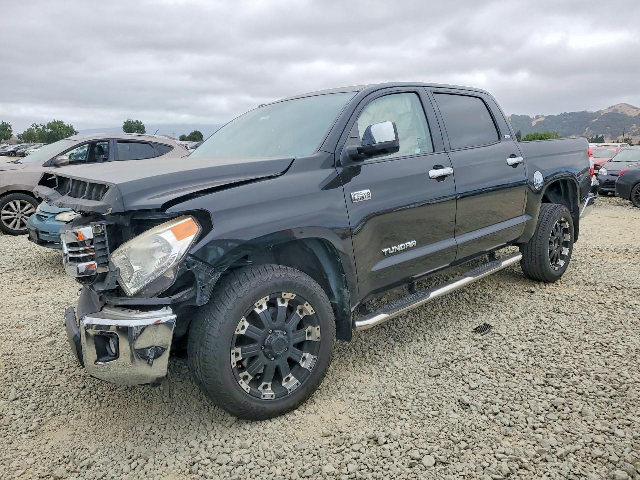 2017 Toyota Tundra SR5, VIN 5TFDY5F1XHX665594 — Front end