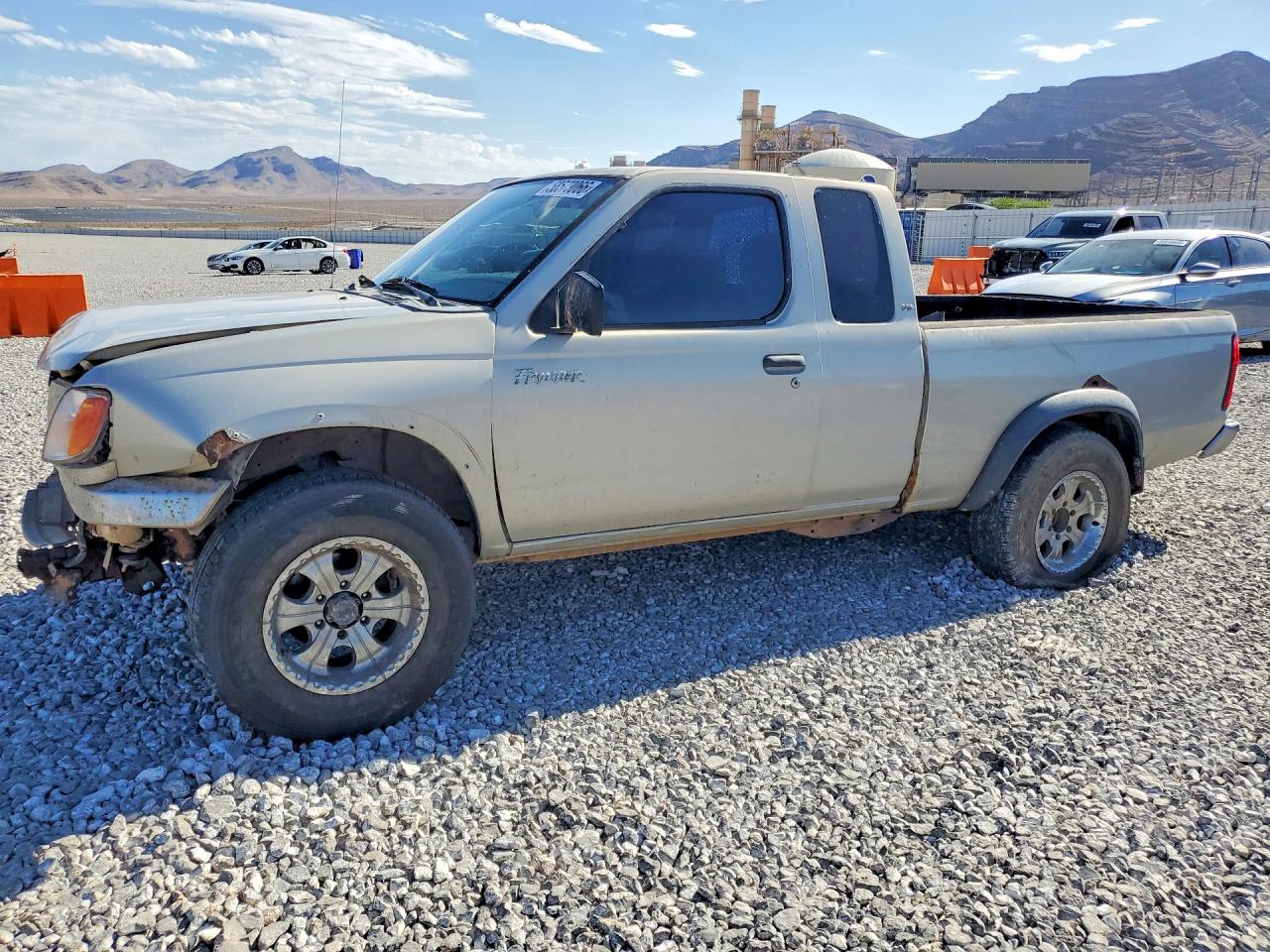 1999 Nissan Frontier XE, VIN 1N6ED26Y2XC321983 — Front end