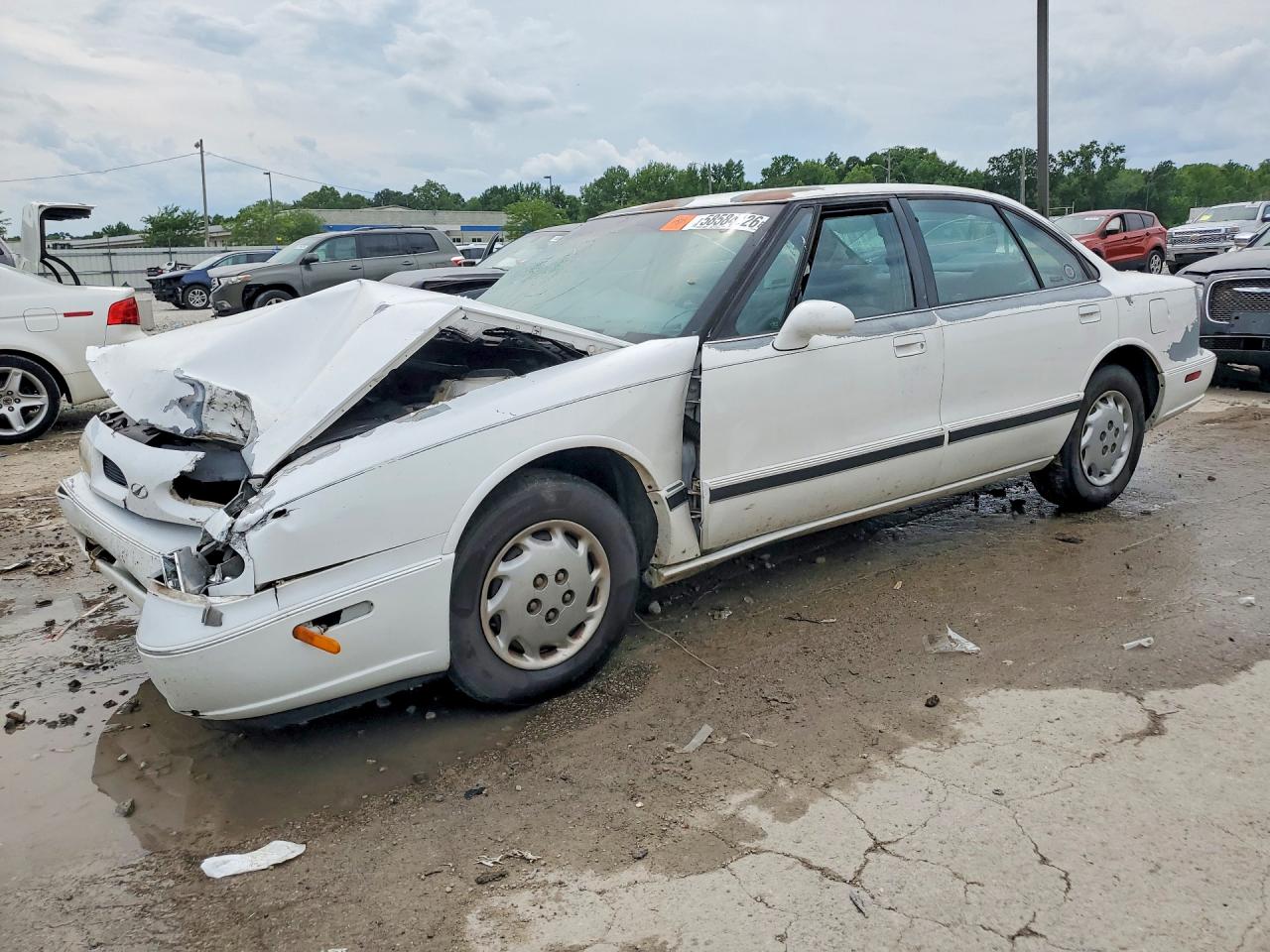 1997 Oldsmobile 88 LS, VIN 1G3HN52K9V4832680 — Front end