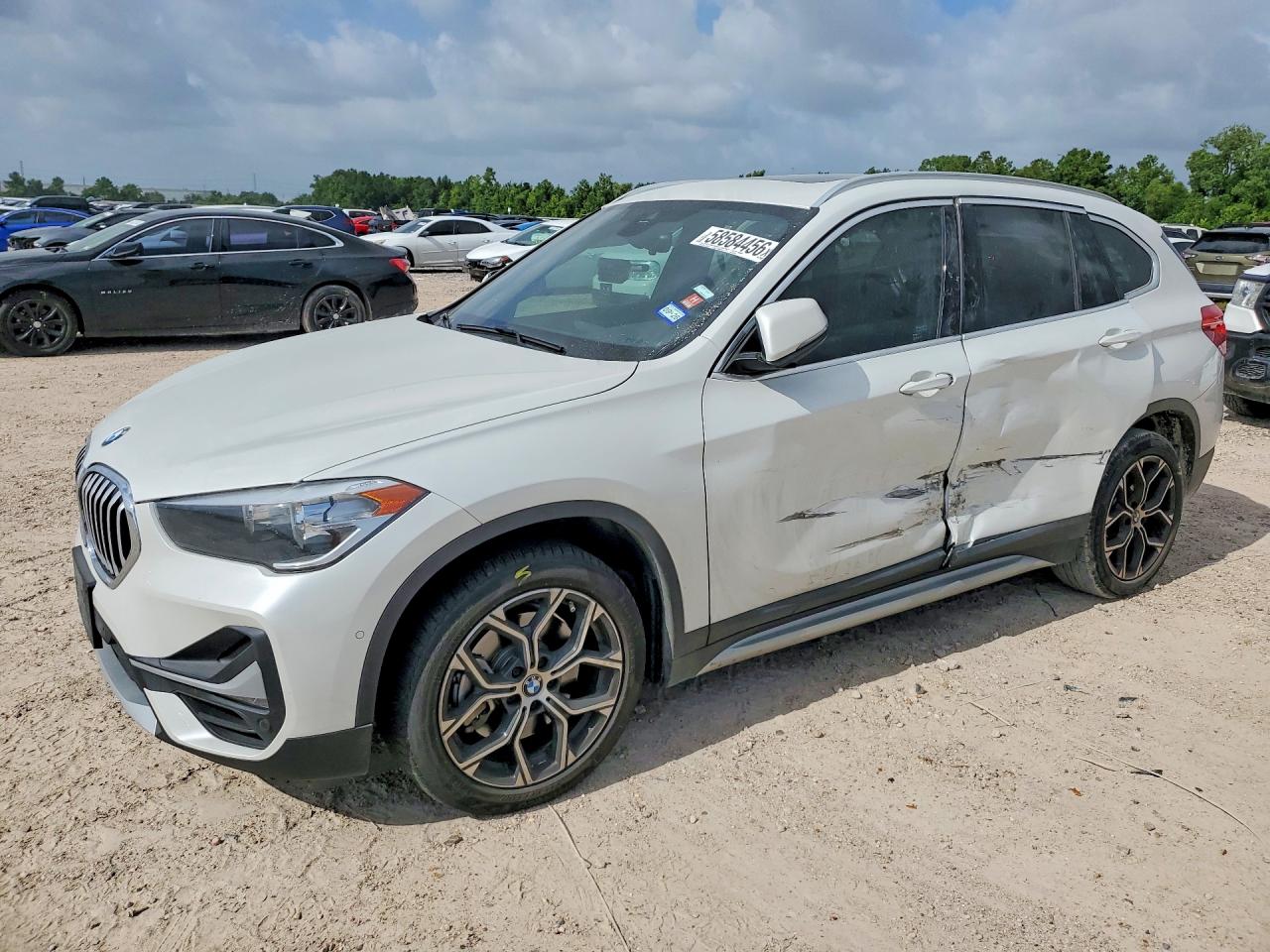 2020 BMW X1 sDrive28i, VIN WBXJG7C04L5R63739 — Side