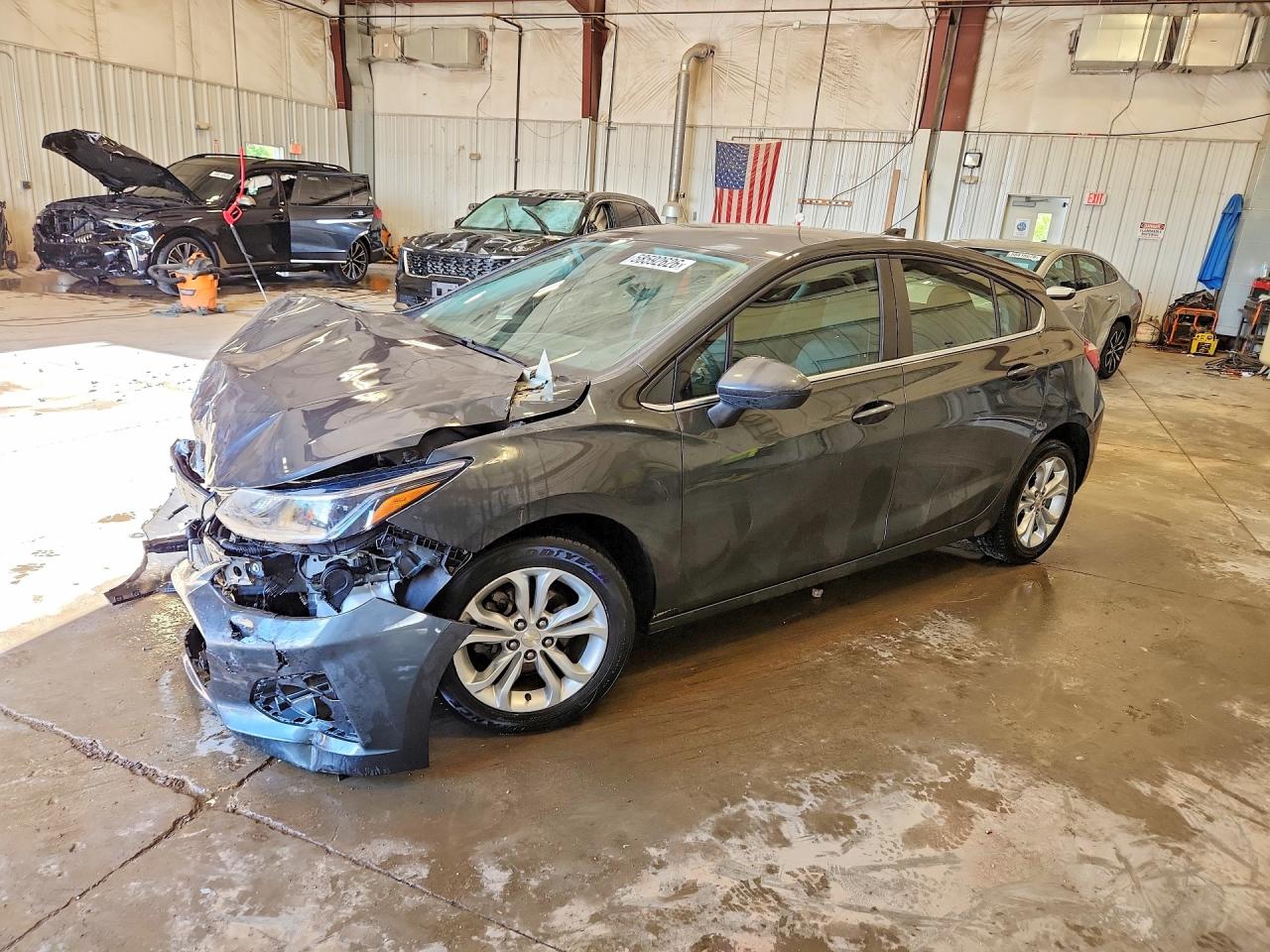 2019 Chevrolet Cruze LT, VIN 3G1BE6SM6KS592599 — Перед
