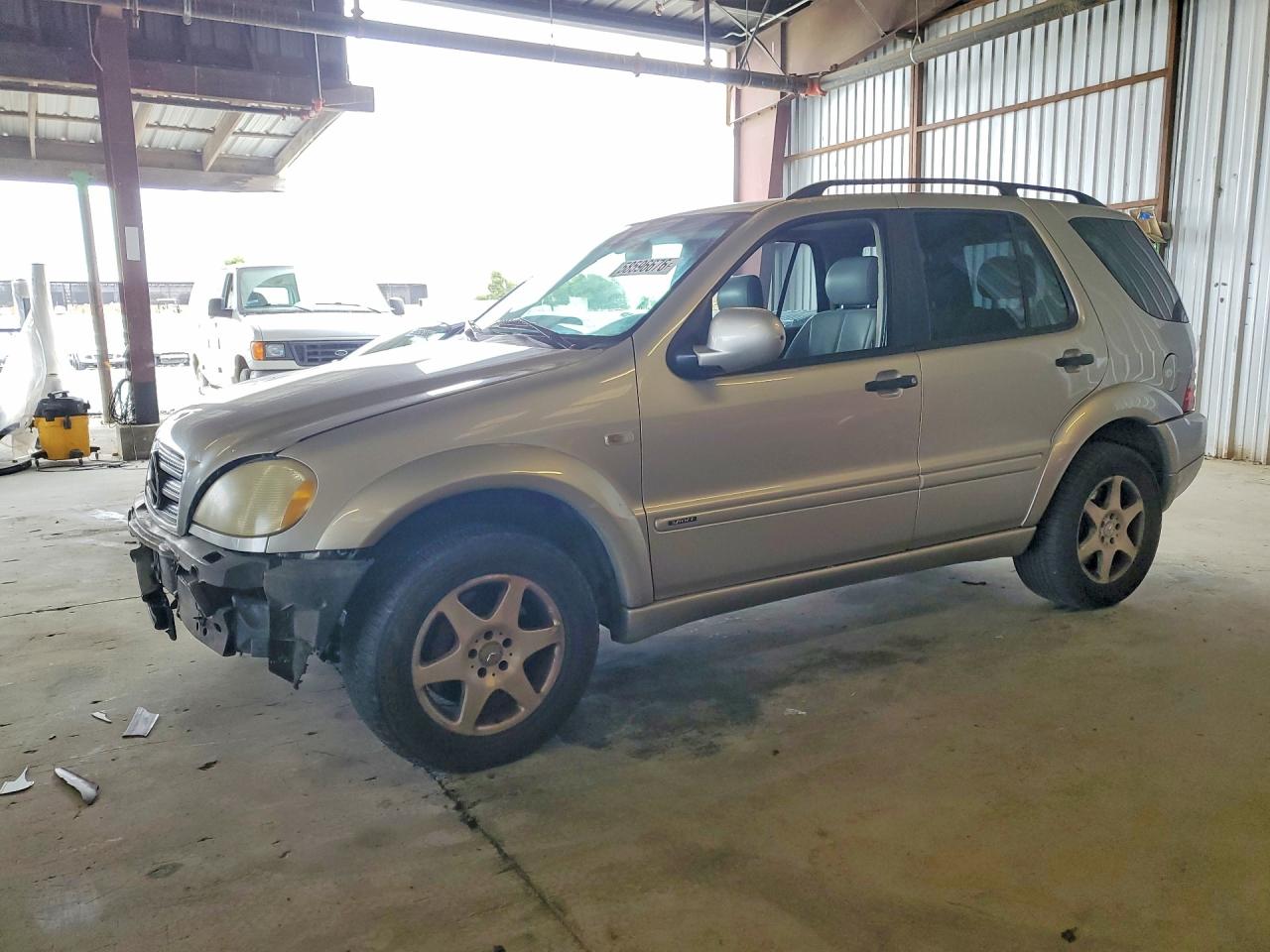 2001 Mercedes-Benz M 320/430/500, VIN 4JGAB72E11A240763 — Front end