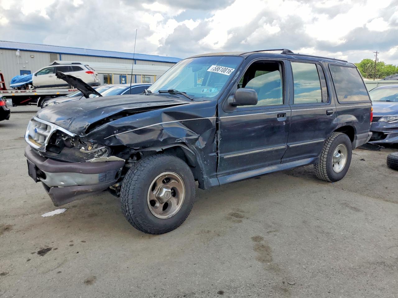 1997 Ford Explorer XL, VIN 1FMDU34E6VUC40081 — Front end