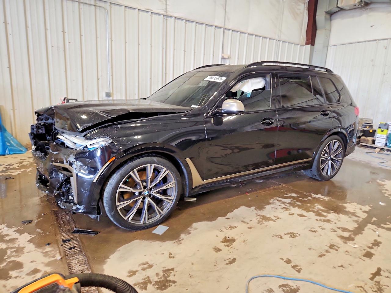 2020 BMW X7 M50i, VIN 5UXCX6C01L9B33388 — Front end
