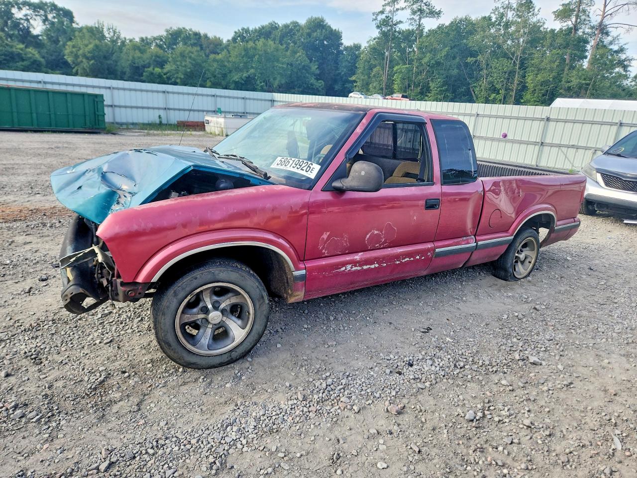 1995 Chevrolet S-10 LS, VIN 1GCCS19Z0S8152069 — Front end