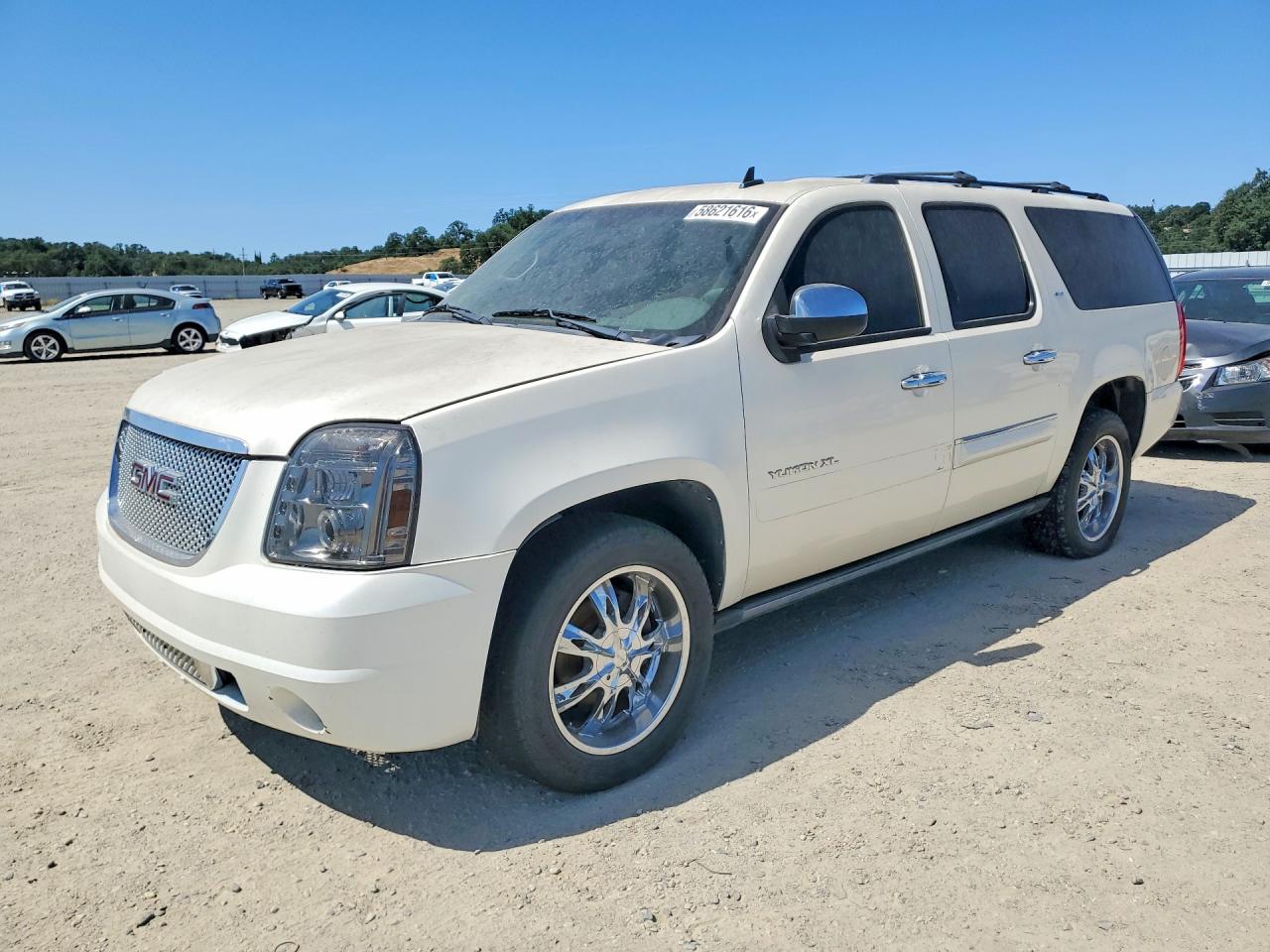 2008 GMC Yukon XL SLT 4SB, VIN 1GKFK16398R214007 — Мелкие вмятины и царапины