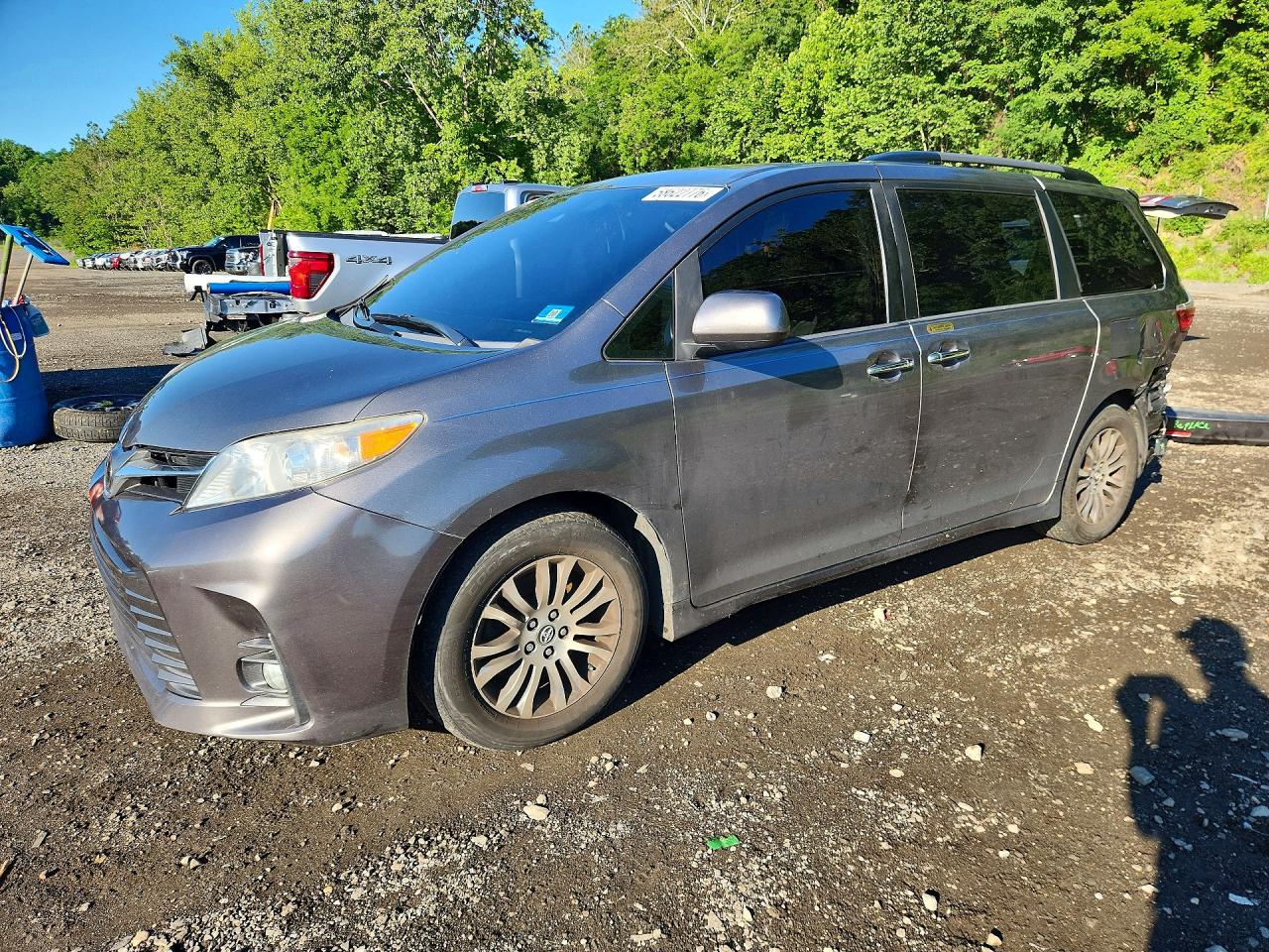 2018 Toyota Sienna XLE, VIN 5TDYZ3DC8JS943671 — Rear end