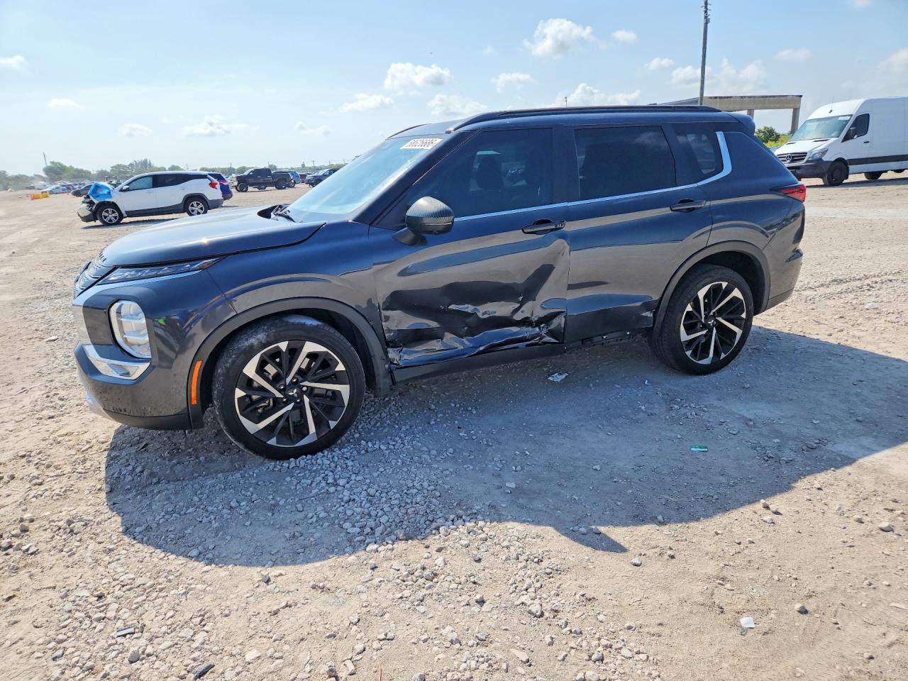 2024 Mitsubishi Outlander SE, VIN JA4J3VA86RZ050577 — Бок