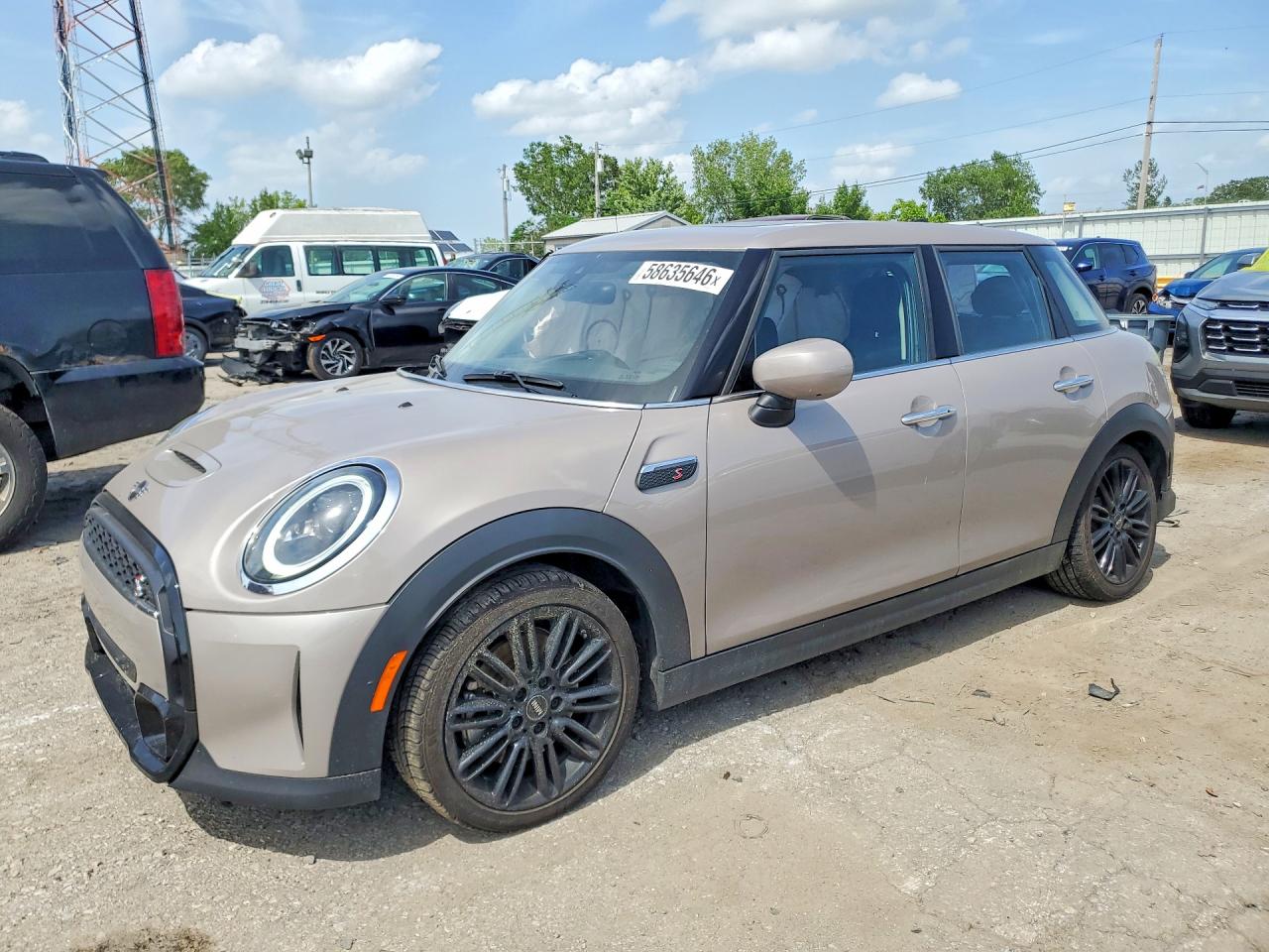 2024 MINI Hardtop 4 Door Cooper S, VIN WMW53DK08R2V09110 — Side