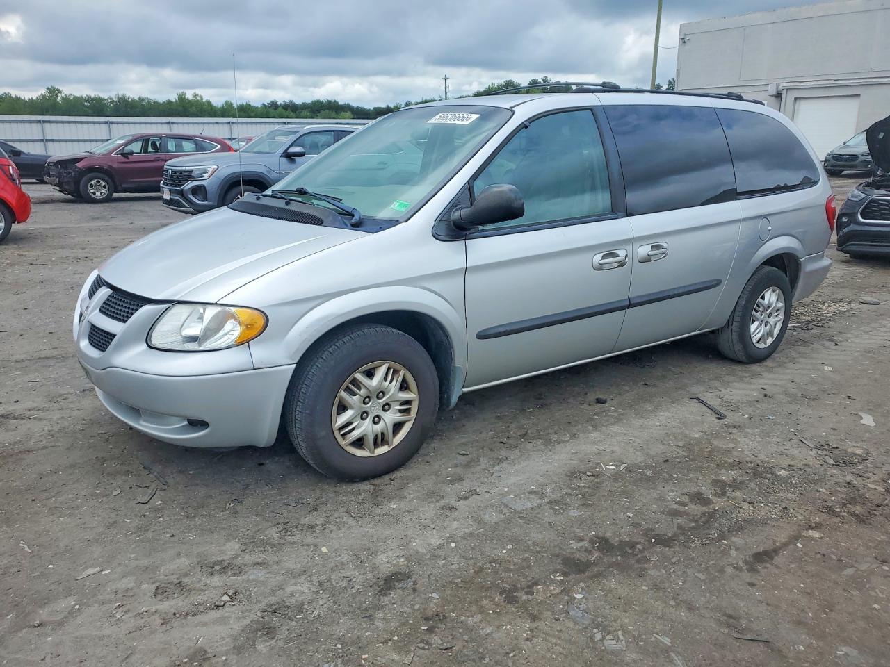 2003 Dodge Caravan Sport, VIN 2D4GP44353R110819 — Front end