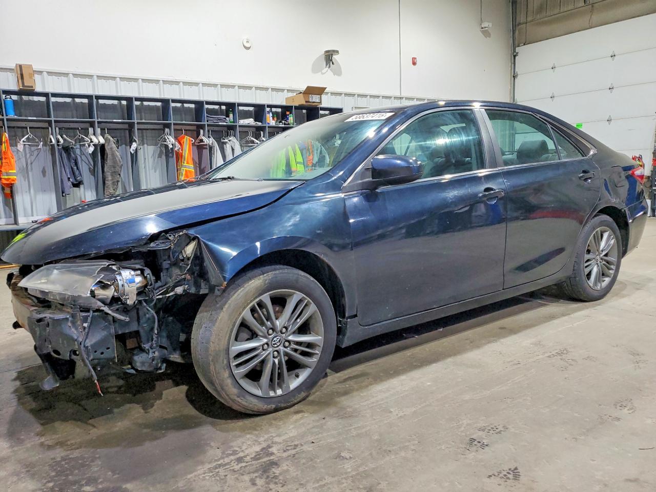 2016 Toyota Camry SE, VIN 4T1BF1FK8GU259341 — Front end