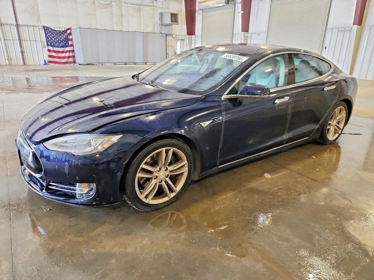 2015 Tesla Model S 85D, VIN 5YJSA1H29FFP74792 — Перед