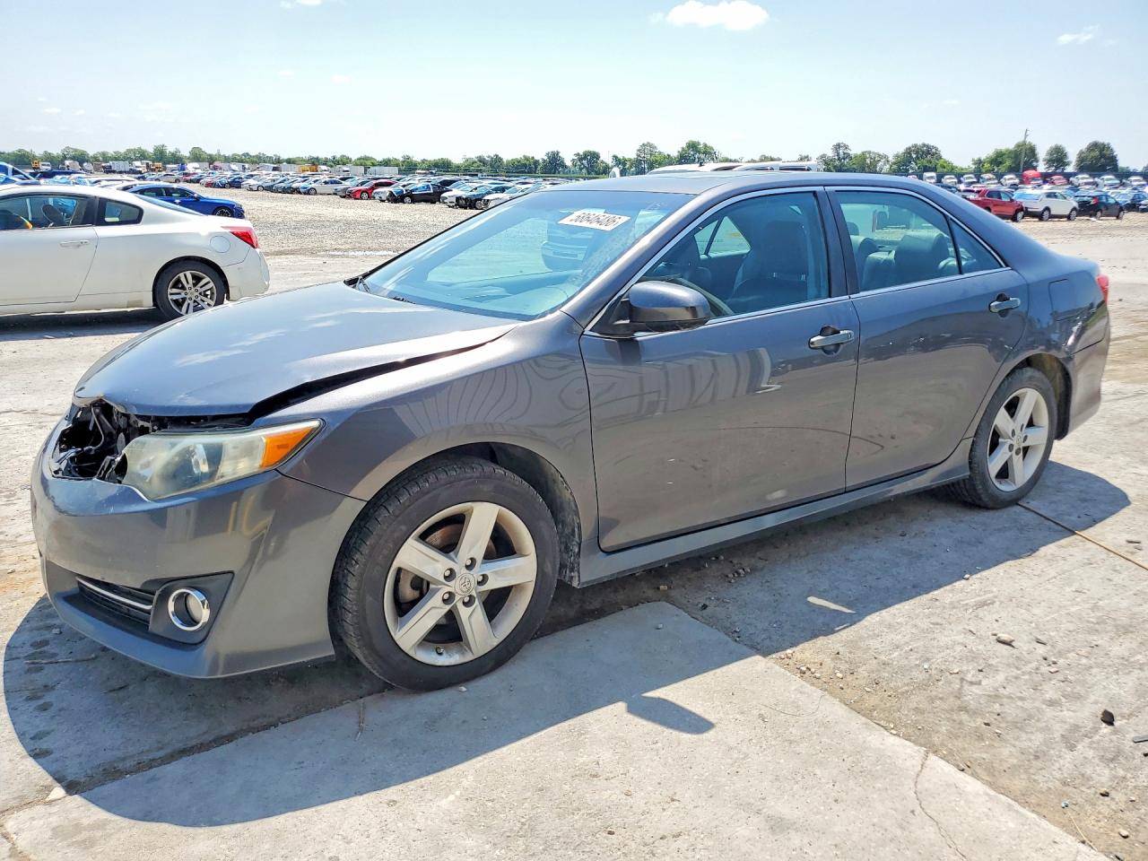 2013 Toyota Camry SE, VIN 4T1BF1FK7DU667518 — Front end