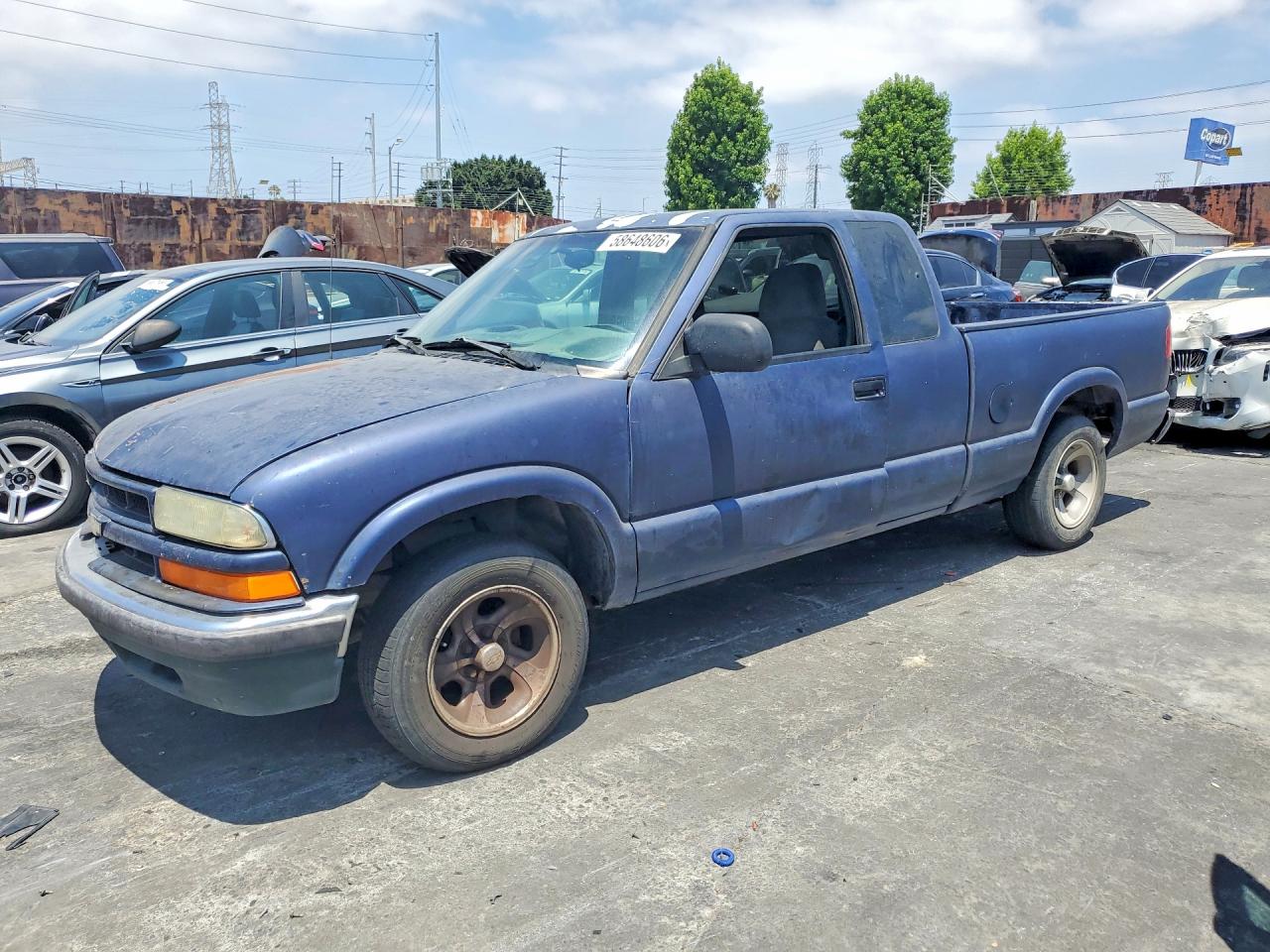 2002 Chevrolet S-10 LS, VIN 1GCCS19WX28221324 — Normal wear
