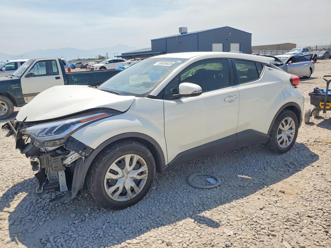 2021 Toyota C-HR XLE, VIN JTNKHMBX0M1106818 — Перед
