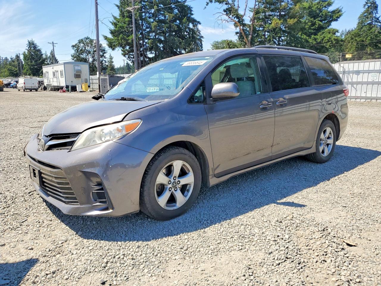 2018 Toyota Sienna LE, VIN 5TDKZ3DC6JS921352 — Front end