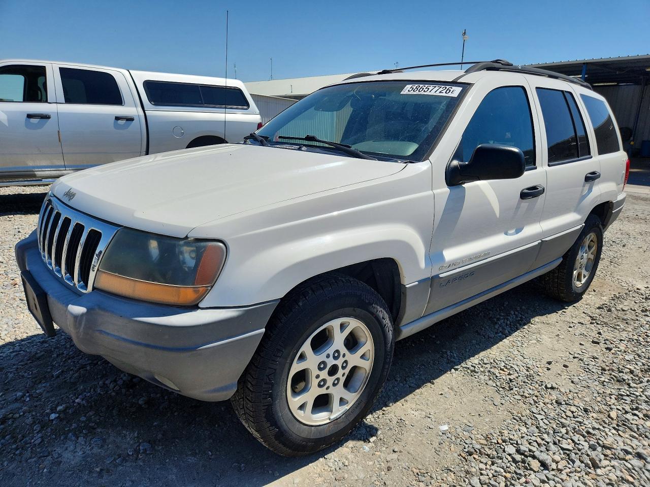 2000 Jeep Grand Cherokee Laredo, VIN 1J4GW48NXYC192357 — Minor dents and scratches